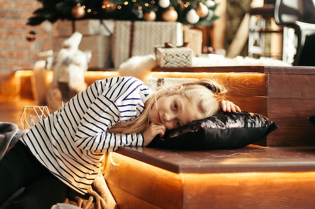 Niña en la sala de estar en la víspera de Navidad.