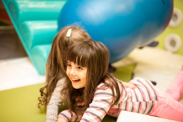 Niña en la sala de juegos