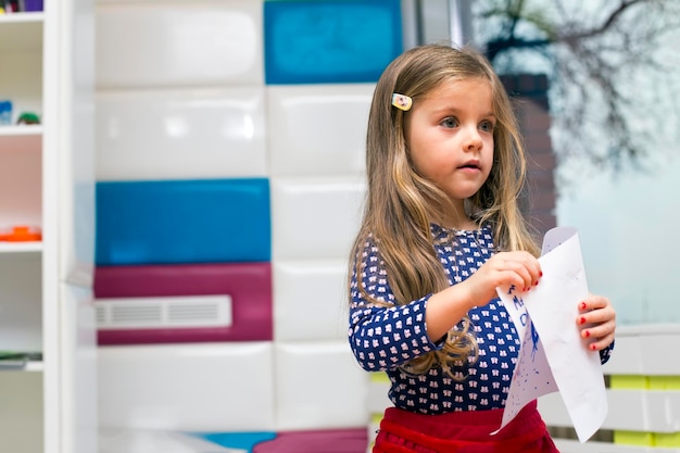 Niña en la sala de juegos