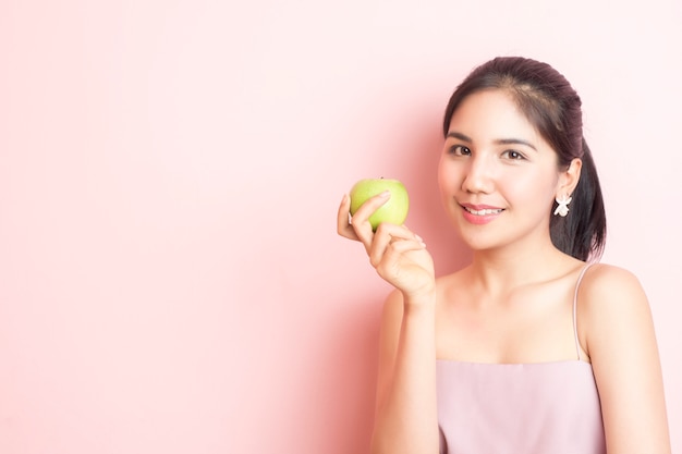 Niña sana comiendo manzana verde