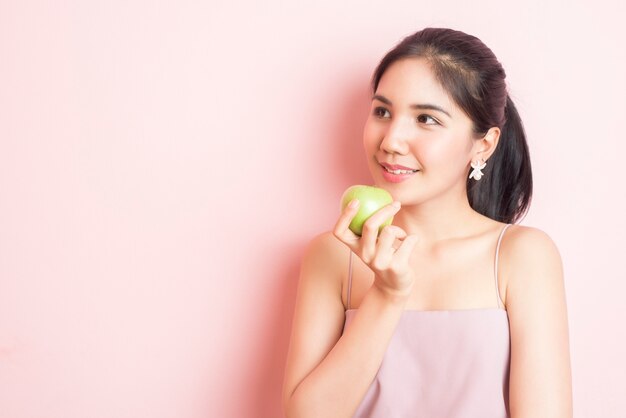 Niña sana comiendo manzana verde