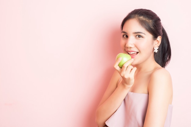 Niña sana comiendo manzana verde