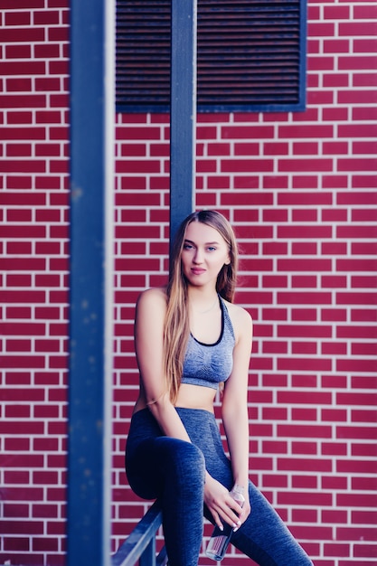 Niña sana en ropa deportiva