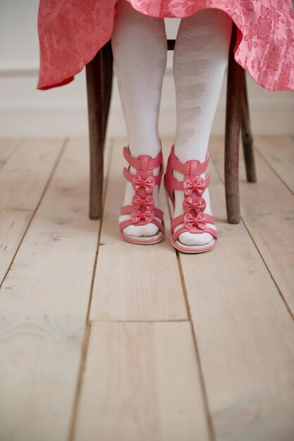 Foto niña, en, sandalias, primer plano, de, pies