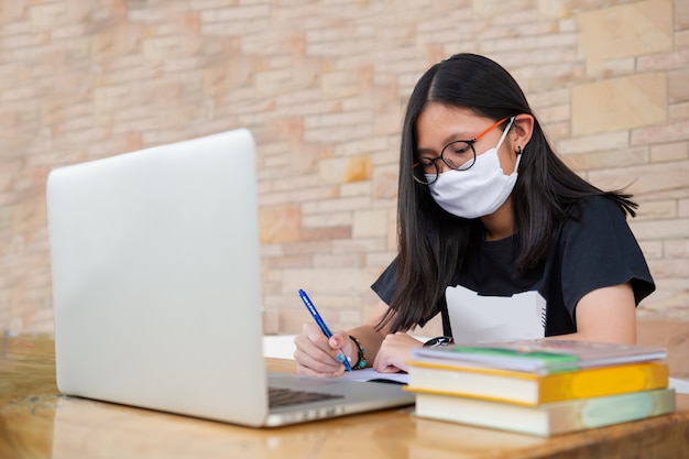 La niña de secundaria hace la tarea