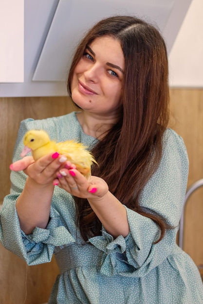 Una niña en Semana Santa con patitos amarillos Junto al pastel y huevos pintados Vacaciones Felicidad familiar