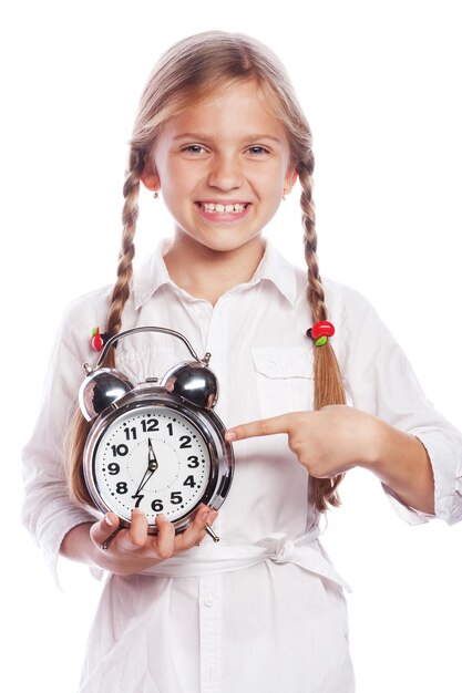 Foto niña señalando el reloj aprendiendo a decir la hora