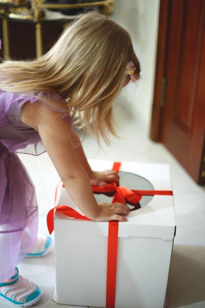 Niña sentada en casa