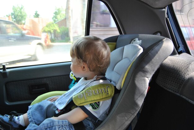 Niña sentada en el coche