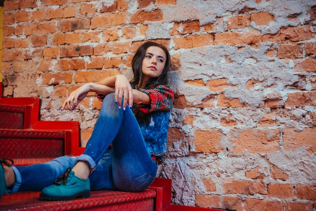 Niña sentada en las escaleras