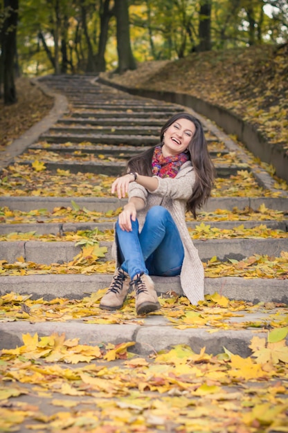 Niña sentada en los escalones de piedra