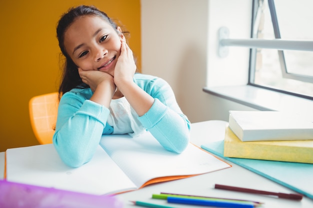 Niña sentada en un escritorio