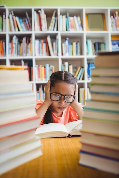 Niña sentada en un escritorio