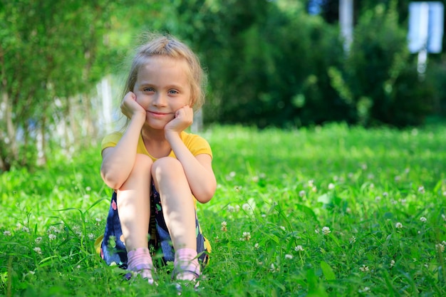 Niña sentada en la hierba