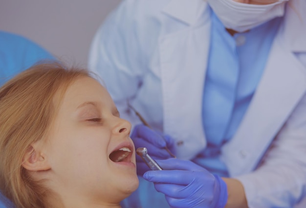 Niña sentada en la oficina de dentistas