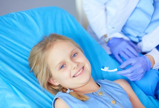 Niña sentada en la oficina de dentistas