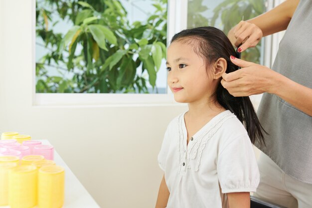 Niña sentada en la peluquería