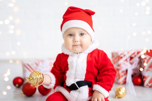 niña sentada con regalos de navidad sobre un fondo blanco año nuevo vacaciones de navidad