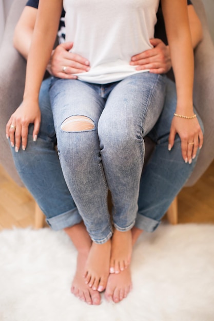 Niña sentada en el regazo de su novio