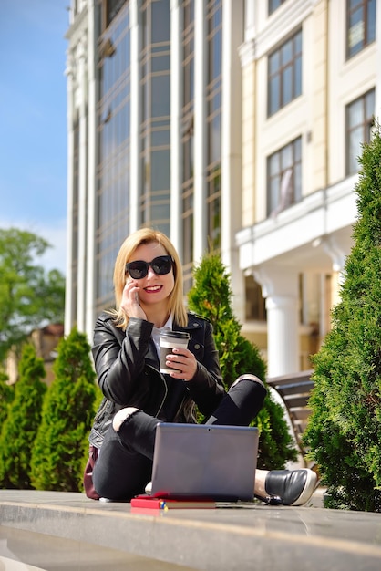 niña sentada con una taza de café