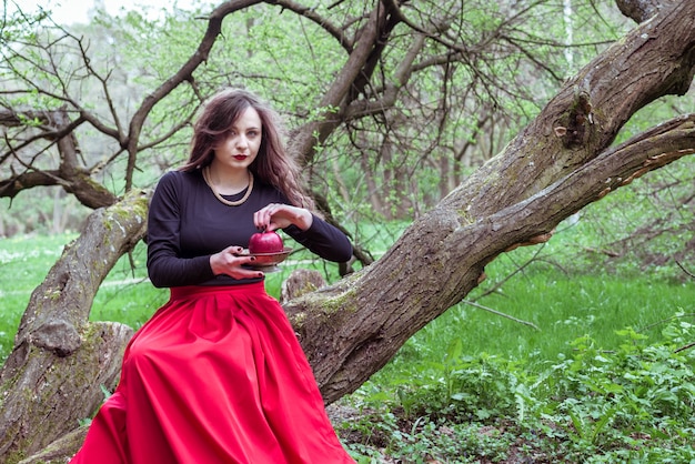 Niña sentada en el tronco de un árbol