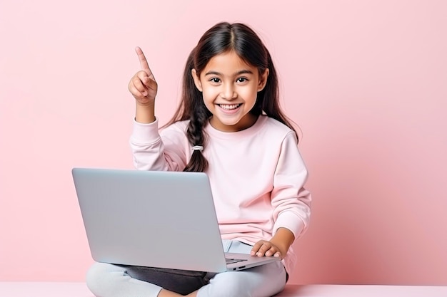 Niña sentada usando una computadora portátil con expresiones y gestos con la mano apuntando hacia la derecha o hacia la izquierda