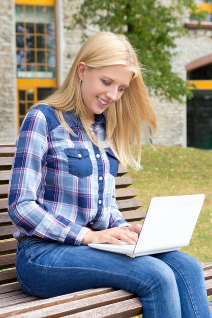 niña, sentado, en el parque, con, computador portatil