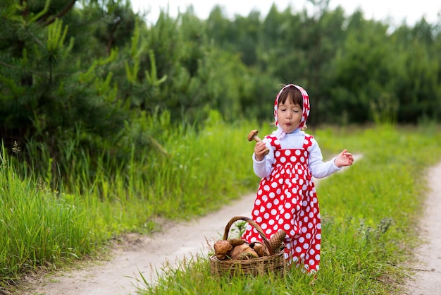 Niña con setas en el bosque