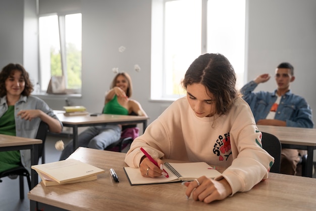 Niña siendo acosada en la escuela tiro medio