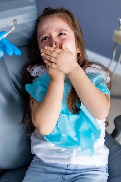 Foto una niña está siendo tratada por un dentista.