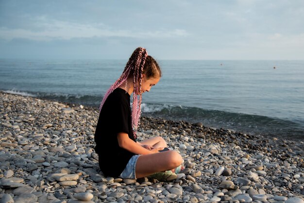 La niña se sienta y se comunica en línea Comunicación Generación Z Recreación Mar