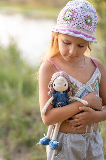 Niña de siete años en un paseo por la naturaleza