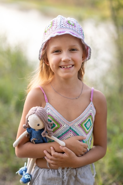 Niña de siete años en un paseo por la naturaleza