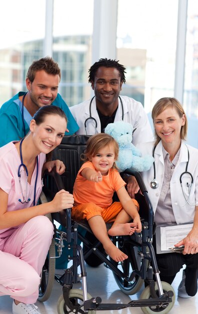 Niña en una silla de ruedas con equipo médico