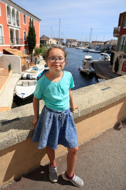 Niña con síndrome de down en ciudad mediterránea