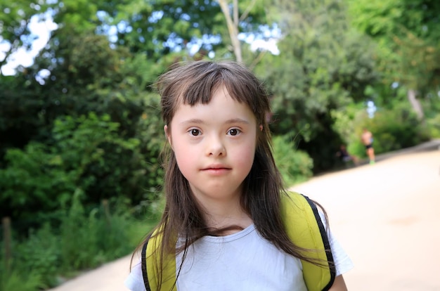 Niña con síndrome de Down diviértete afuera