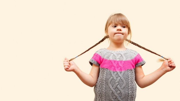 Niña con síndrome de down y espacio de copia y