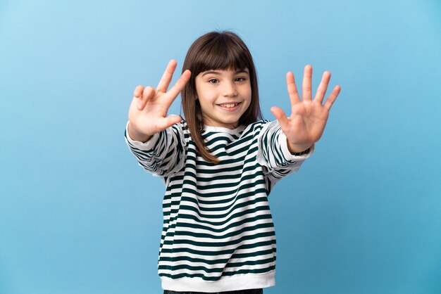 Niña sobre antecedentes aislados contando ocho con los dedos