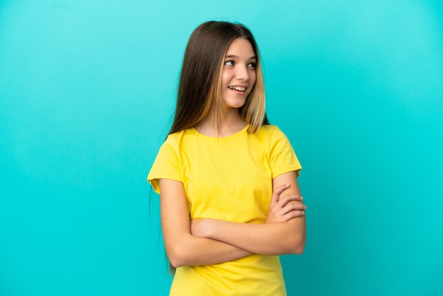 Niña sobre fondo azul aislado feliz y sonriente