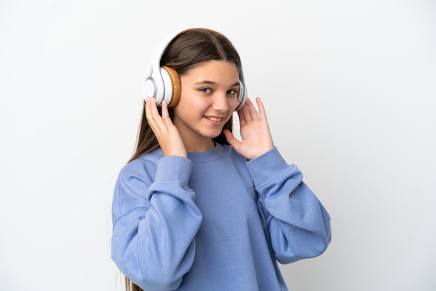 Niña sobre fondo blanco aislado escuchando música