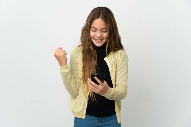 Foto niña sobre fondo blanco aislado sorprendido y enviando un mensaje