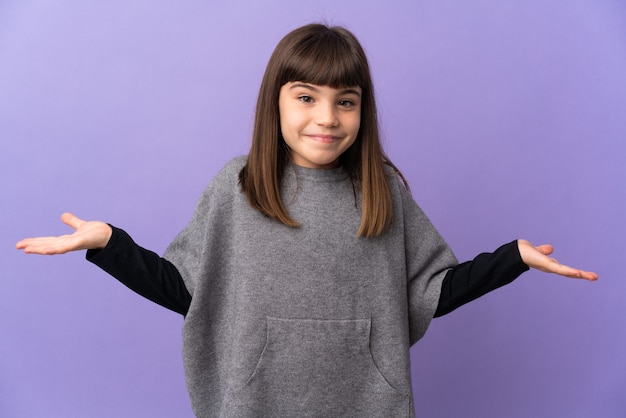 Niña sobre pared aislada que tiene dudas