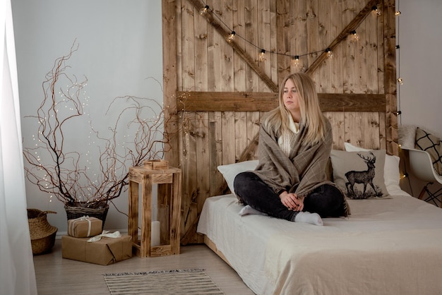 Foto niña en el sofá interior de año nuevo