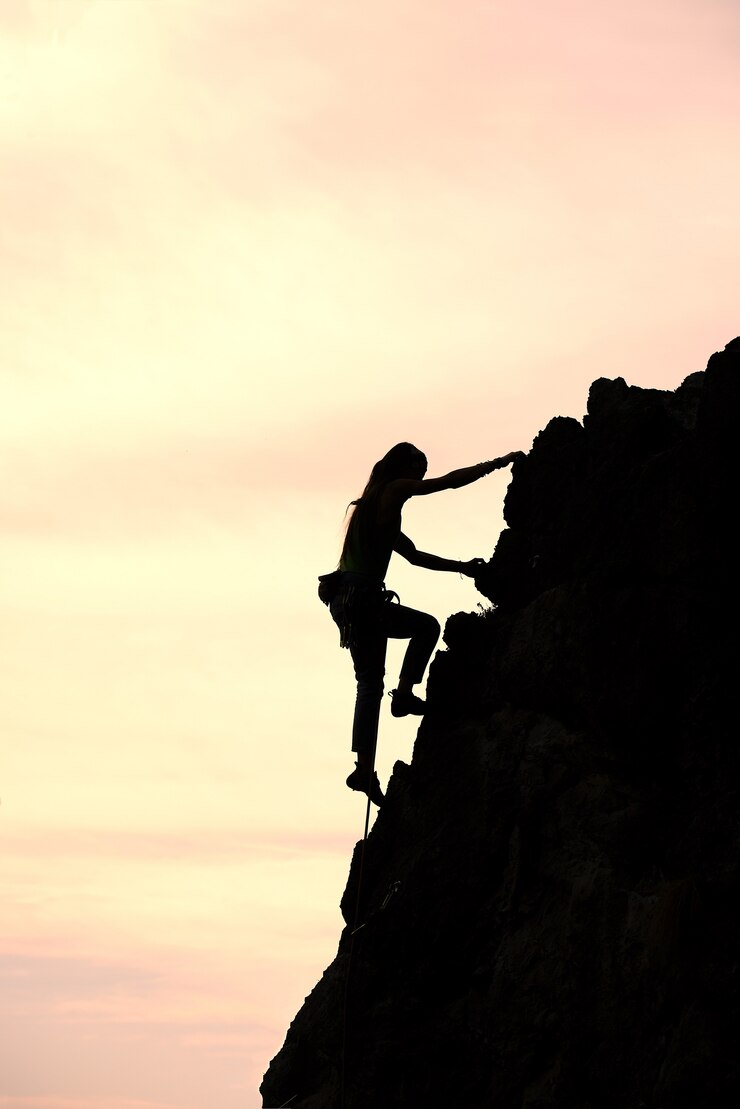 Niña sola conquista la cumbre durante una escalada
