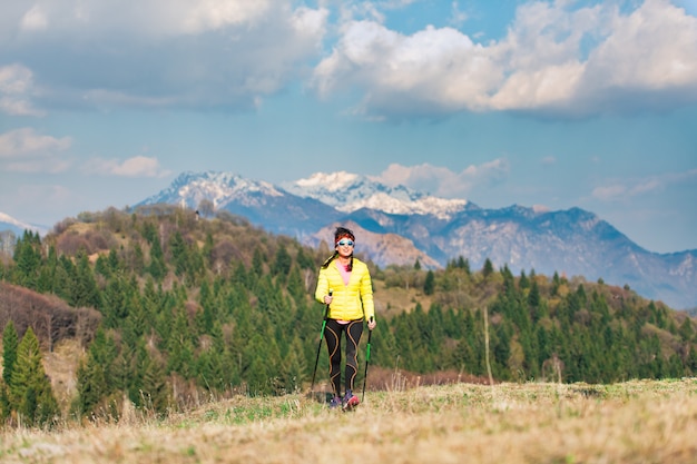 Una niña solitaria durante una caminata en las montañas en primavera