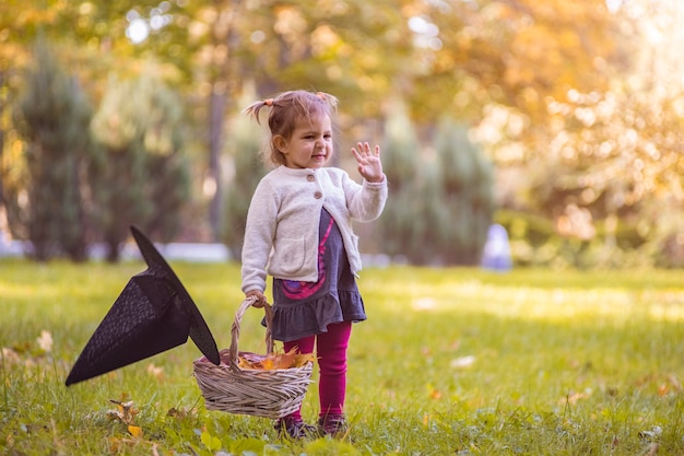 niña con sombrero de bruja voladora. concepto de fiesta mágica de halloween