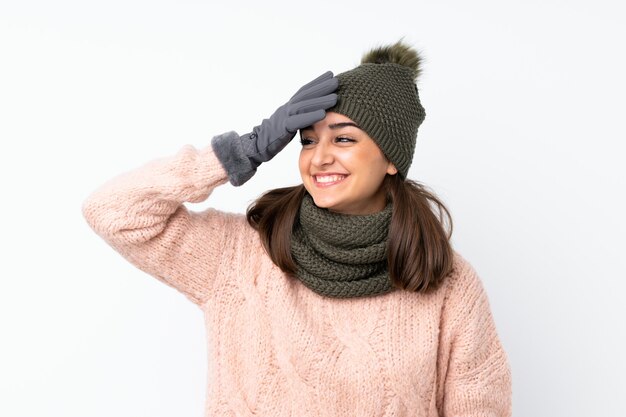 Niña con sombrero de invierno riendo