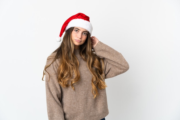 niña con sombrero de navidad aislado sobre fondo blanco