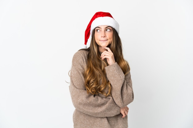 niña con sombrero de navidad aislado sobre fondo blanco