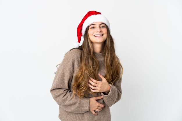 niña con sombrero de navidad aislado sobre fondo blanco